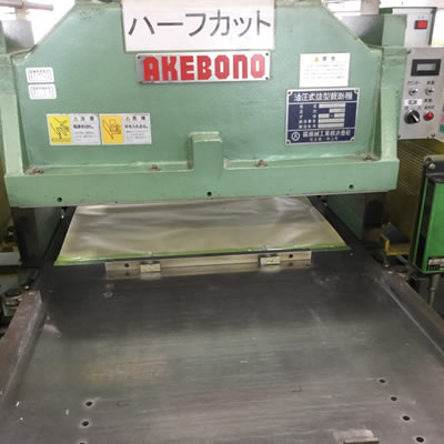 小型プレス（ハーフカット）